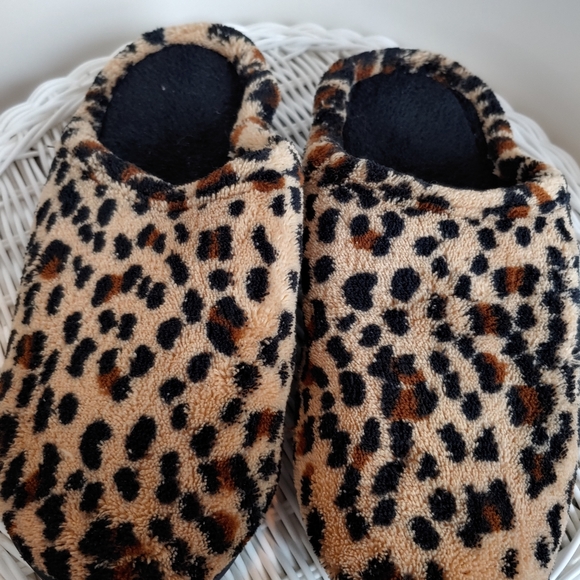 Isotoner Womens Comfort Sole Leopard Print Slipper